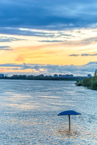 Sonnenuntergang Stadt-Teich und Sonnenschirm im Wasser — Stockfoto