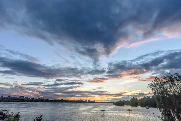 街の池で素晴らしい雲模様の夕日 — ストック写真