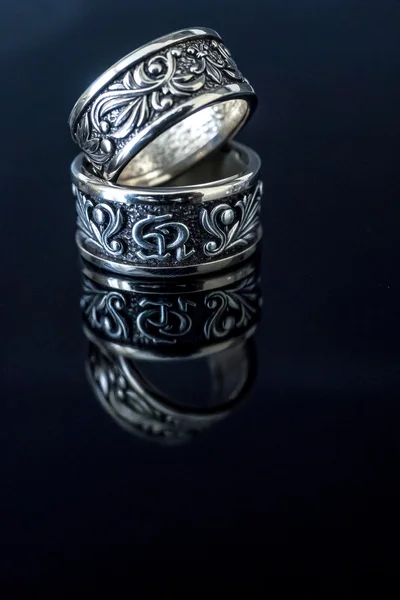 Close-up velhos anéis de prata — Fotografia de Stock