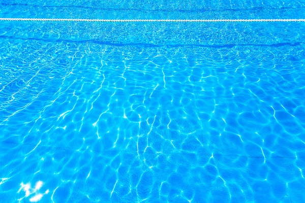 Блакитна витягнута вода в басейні як фон — стокове фото