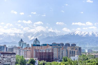 şehir manzarası ve dağlar