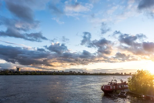 Lodí na řeky během západu slunce — Stock fotografie