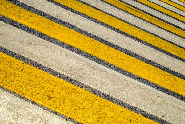 Crosswalk líneas amarillas en la carretera peatonal cruce de carreteras son — Foto de Stock