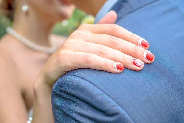 Dansing man en vrouw met rood-witte manicure hand — Stockfoto