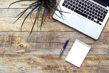 Rahat çalışma yer, ahşap masa