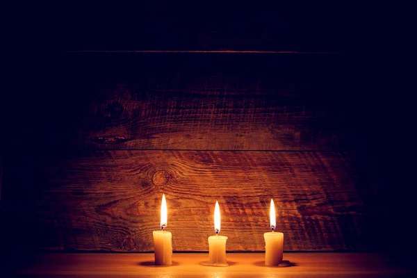 Hintergrund mit Kerzen Licht auf Holz — Stockfoto