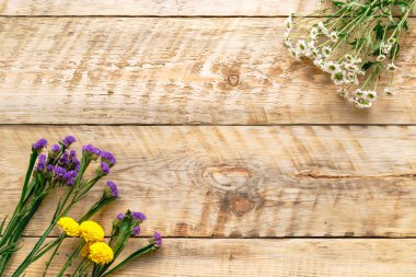 Tahtada bahar çiçekleri