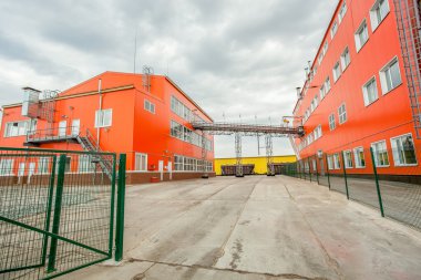 Kırmızı endüstriyel binalar - büyük fabrika