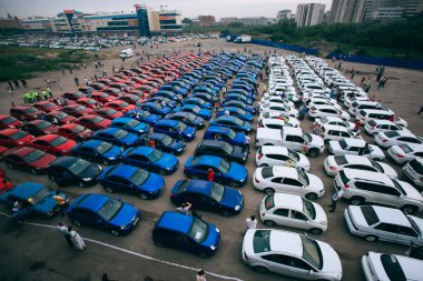 Omsk, Rusya - 22 Ağustos 2014: Rus bayrağı araba flashmob