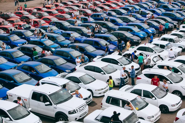 Omsk, Rússia - 22 de agosto de 2014: Bandeira russa de carros — Fotografia de Stock