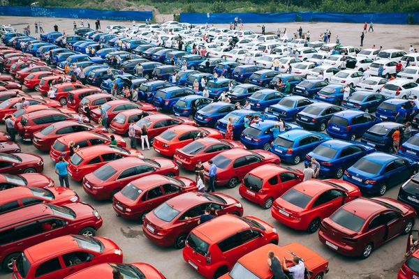 Omsk, Rússia - 22 de agosto de 2014: Bandeira do país por carros — Fotografia de Stock