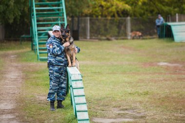 Omsk, Rusya - 22 Ağustos 2014: Köpek Merkezi eğitim