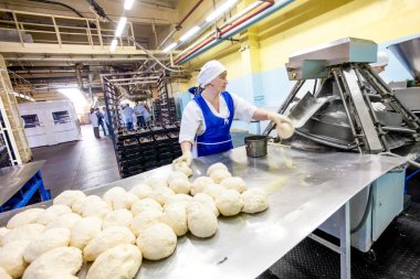 Omsk, Rusya - 19 Aralık 2014: Wokers ekmek fabrikası