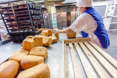 Omsk, Rusya - 19 Aralık 2014: Wokers ekmek fabrikası