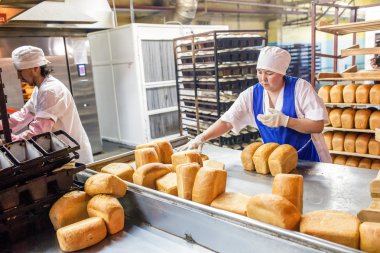Omsk, Rusya - 19 Aralık 2014: Wokers ekmek fabrikası