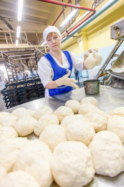 Omsk, Rusya - 19 Aralık 2014: Wokers ekmek fabrikası