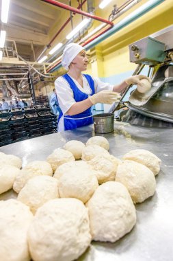 Omsk, Rusya - 19 Aralık 2014: Wokers ekmek fabrikası