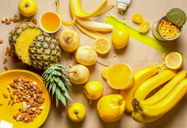 Mezcla de frutas amarillas y frutos secos sobre fondo de cartón — Foto de Stock