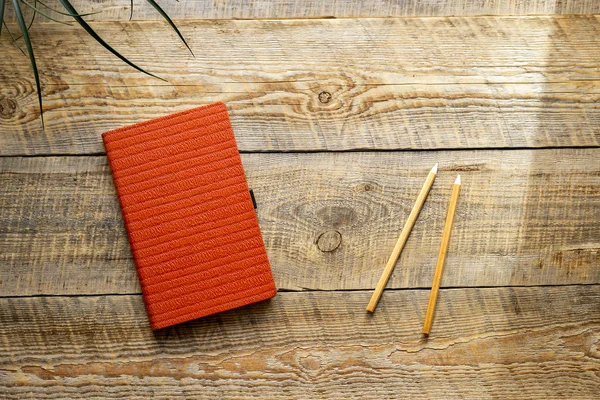 Puste notebook z kwiatów na drewnianym stole — Zdjęcie stockowe