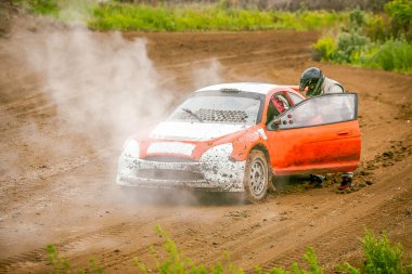 Omsk, Rusya - 22 Haziran 2014: Ralli arabası duman