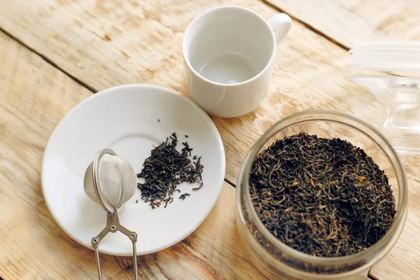 Set de té en la mesa de madera en la mañana soleada —  Fotos de Stock