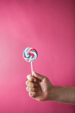 elinde şeker tatlı yuvarlak renkli