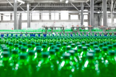 Fabrika satırındaki plastik şişe