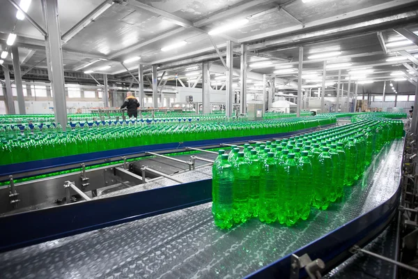 Fabrika satırındaki plastik şişe