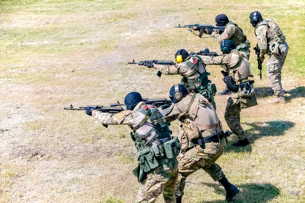 Omsk, Rusia - 1 de julio de 2015: entrenamiento militar —  Fotos de Stock