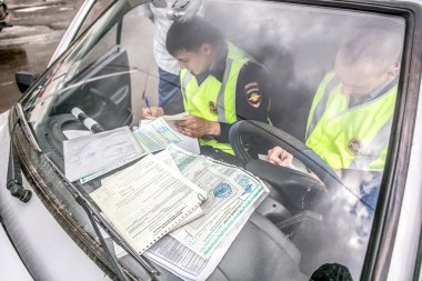 Omsk, Rusya - 10 Temmuz 2015: trafik polis baskını