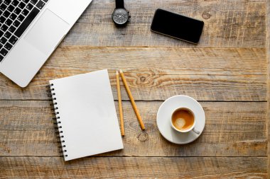 Ahşap masanın üzerinde defter olan çalışma yeri