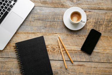Ahşap masa laptop ve kahve ile rahat çalışma evinde
