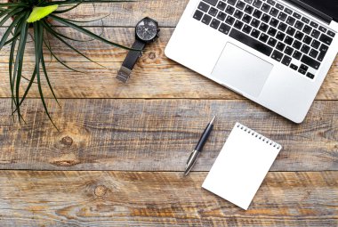 Ahşap masada rahat bir çalışma yeri.