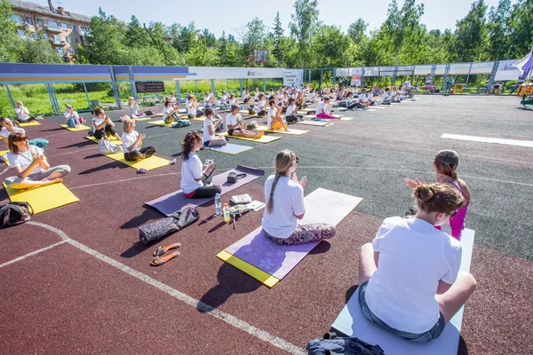 Omsk, Rusia - 21 de junio de 2015: maratón de yoga en Omsk — Foto de Stock