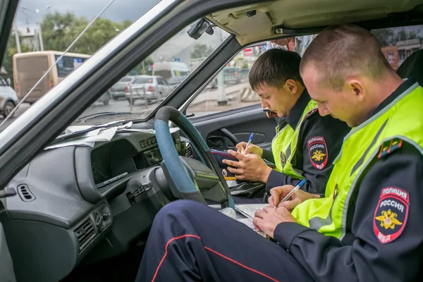 Omsk, Rusia - 10 de julio de 2015: redada policial de tráfico — Foto de Stock