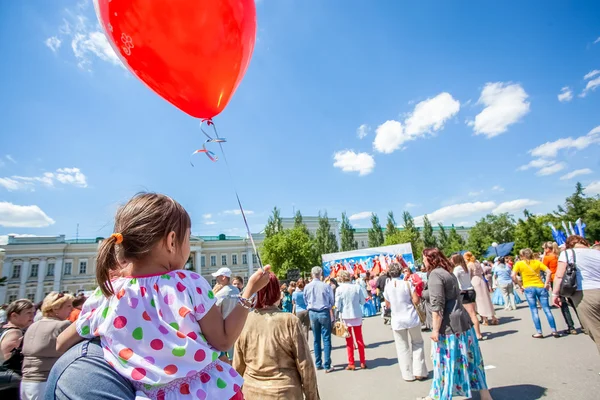 Omsk, Federacja Rosyjska - 12 czerwca 2015 r.: Obchody dnia Russiuan — Zdjęcie stockowe