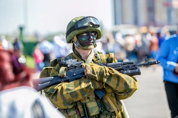 Omsk, Federacja Rosyjska - 8 maja 2015: podczas parady — Zdjęcie stockowe
