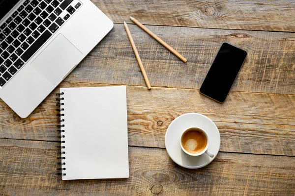 Lugar de trabajo con portátil en mesa de madera — Foto de Stock