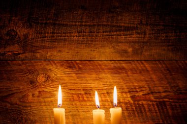 Üç yanan mumlar