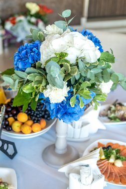 Düğün çiçek süslemeleri masada