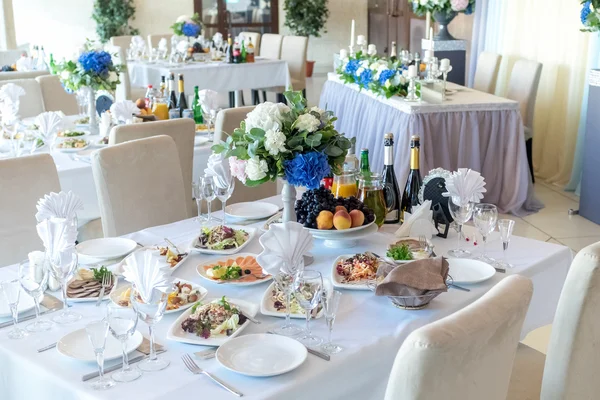 Düğün çiçek süslemeleri masada