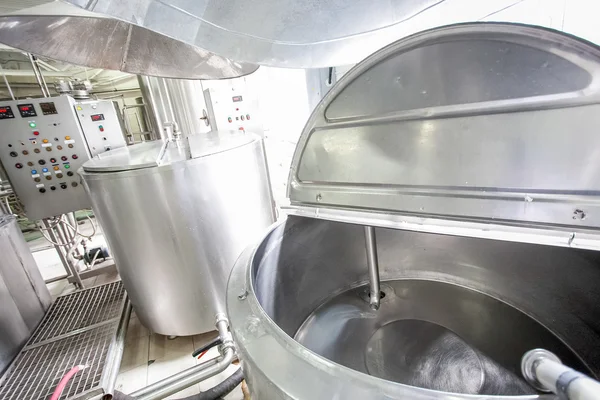 Nuevas tuberías y cubas de acero en la fábrica de leche — Foto de Stock