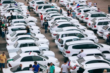 Omsk, Rusya - 22 Ağustos 2014: Rus bayrağı araba flashmob