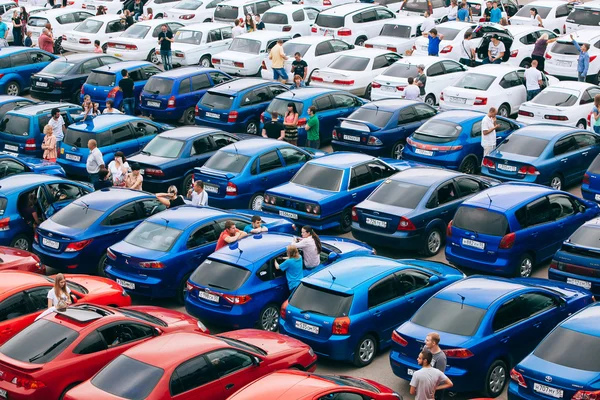 Omsk, Rússia - 22 de agosto de 2014: País bandeira automóvel flashmob — Fotografia de Stock