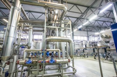 damıtma işlemi yeni parlak Fabrikası'nda birçok boru hatları ile