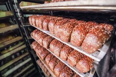 Ekmek Fabrikası'nda rafta ekmek