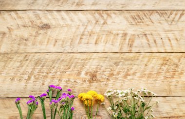 Bahar çiçekleri mockup olarak ahşap tahta üzerinde