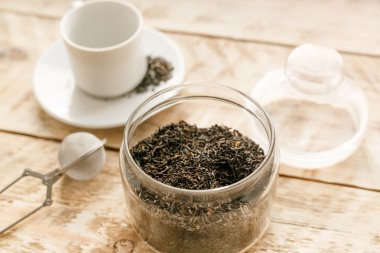 Ahşap masada çay seti