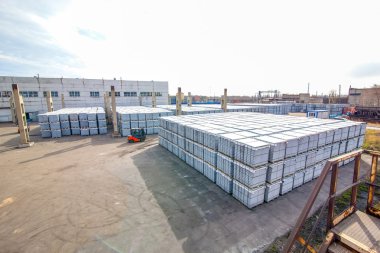 Ev inşa fabrikasının yakınındaki beton bloklar.