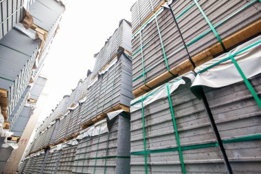 Ev inşa fabrikasının yakınındaki beton bloklar.